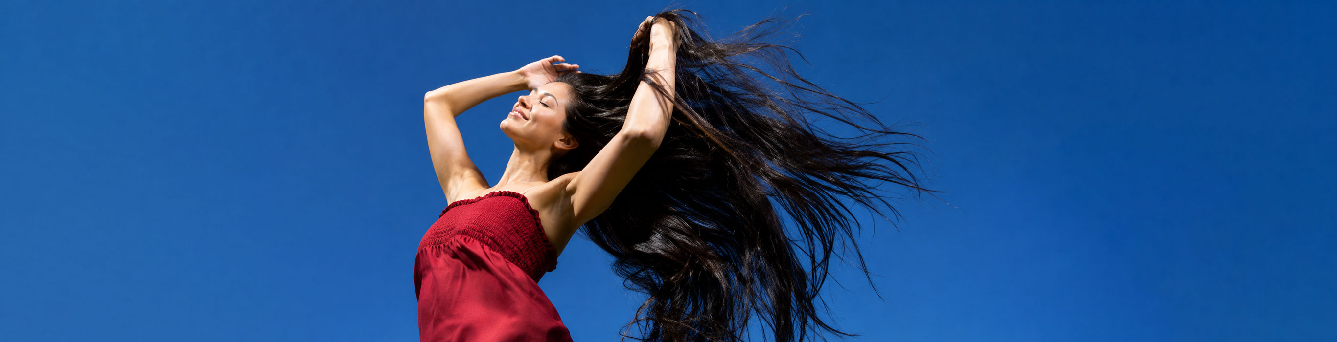 Pourquoi les cheveux fonc&eacute;s perdent leur brillance