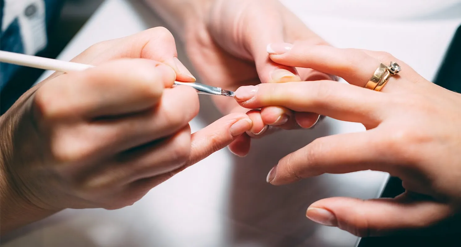 Que faire en cas d’allergie aux ongles en acrylique ou en gel