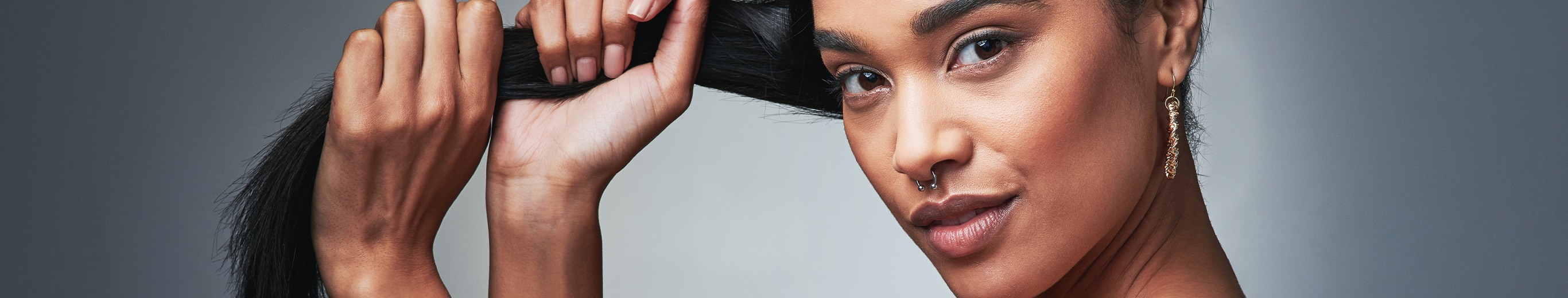T&ecirc;te aux longs cheveux noirs